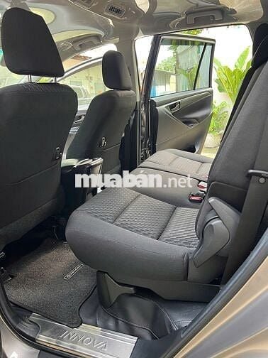 Mới 6.000 km - thật sự quá mới Innova E sàn 2019