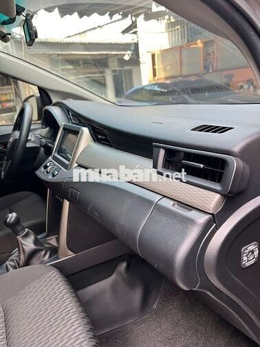Mới 6.000 km - thật sự quá mới Innova E sàn 2019