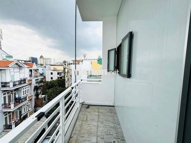 Cho thuê gấp căn hộ siêu đẹp có bancon rộng vị trí trung tâm Phú Nhuân