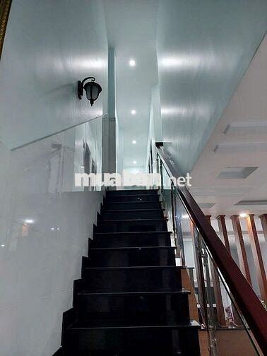 Bán Gấp Nhà Lầu 1 Xẹt, ngay Chợ Hưng Long, 1ty350tr