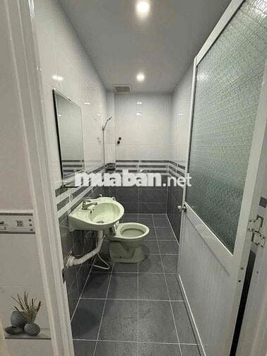 Nhà lầu 5x24m hẻm Nguyễn Văn Cừ - Sân đậu ô tô
