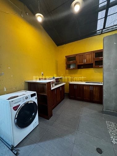 Nhà trần cao 3.8m làm studio chụp hình, shop thời trang, văn phòng