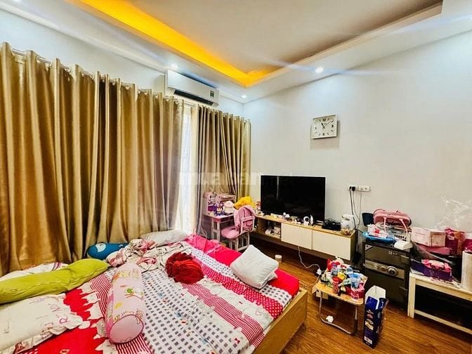 Bán nhà Hoàng Cầu, 45m2, khu phân lô, gần hồ, ngõ thông, ô tô đỗ cửa