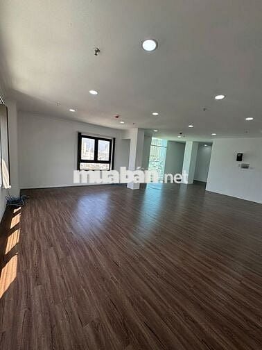 Cho thuê VP 65m2 MT Nguyễn Hữu Cầu có sẵn 10 bộ bàn ghế vào làm ngay