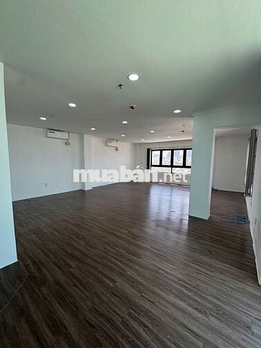 Cho thuê VP 65m2 MT Nguyễn Hữu Cầu có sẵn 10 bộ bàn ghế vào làm ngay