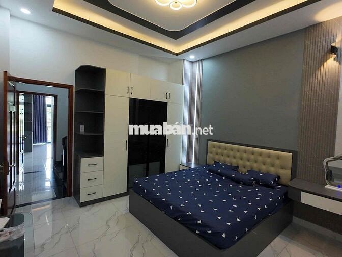 Nhà 1 trệt 2 lầu SHR đối diện công viên