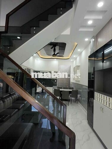 Nhà 1 trệt 2 lầu SHR đối diện công viên