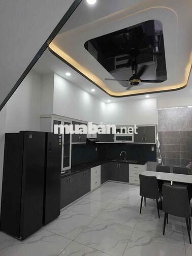 Nhà 1 trệt 2 lầu SHR đối diện công viên
