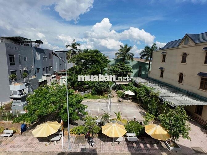 Nhà 1 trệt 2 lầu SHR đối diện công viên