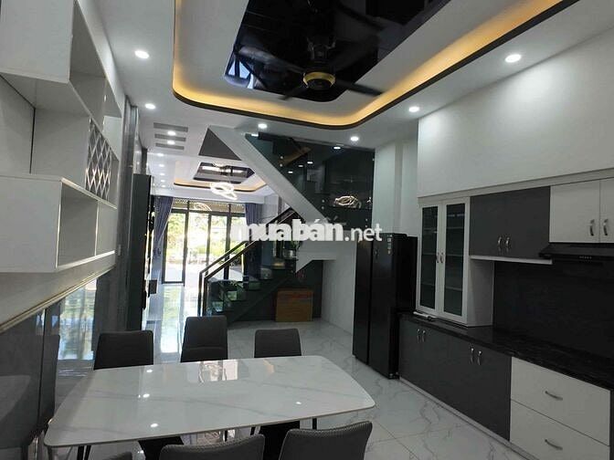 Nhà 1 trệt 2 lầu SHR đối diện công viên