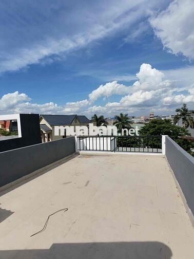 Nhà 1 trệt 2 lầu SHR đối diện công viên