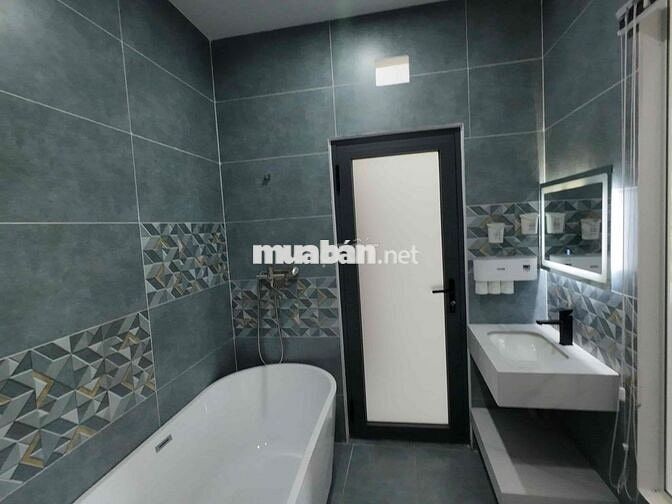 Nhà 1 trệt 2 lầu SHR đối diện công viên