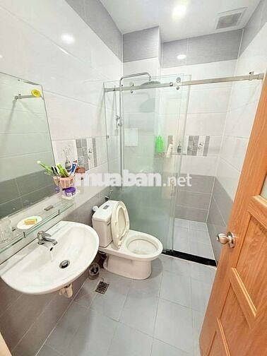 Chủ dễ tín cần bán gấp nhà cao tầng.thế kế cao cấp.hẻm thông xe hơi