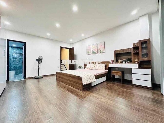 Nhà đẹp Nguyễn Văn Huyên- 45m2,mt4.2mx5 tầng chỉ 11.25tỷ ô tô đỗ cổng