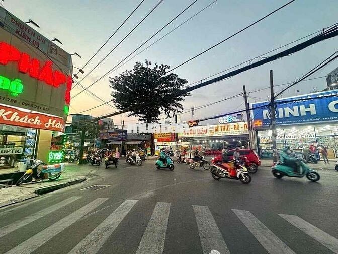 600m 1000m  Mặt tiền công viên làng Hoa P.8, Quận Gò Vấp, TPHCM.