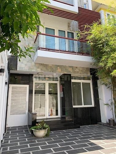 Cho thuê nhà có sân rộng làm văn phòng