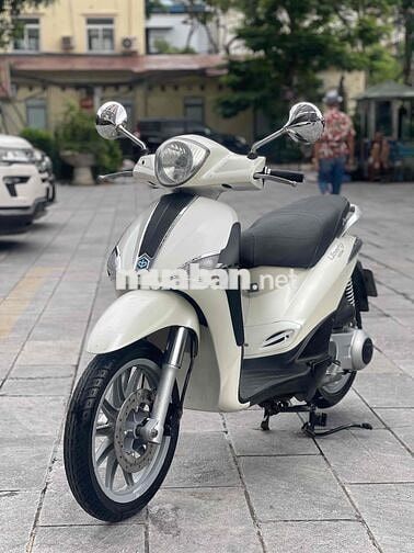 Liberty 125 ie 2012 màu trắng xe đẹp