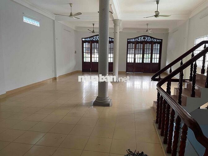 Nhà mặt tiền 250m2, 6 phòng, trung tâm thành phố
