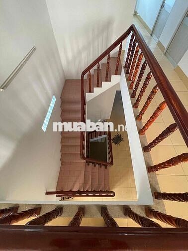 Nhà mặt tiền 250m2, 6 phòng, trung tâm thành phố