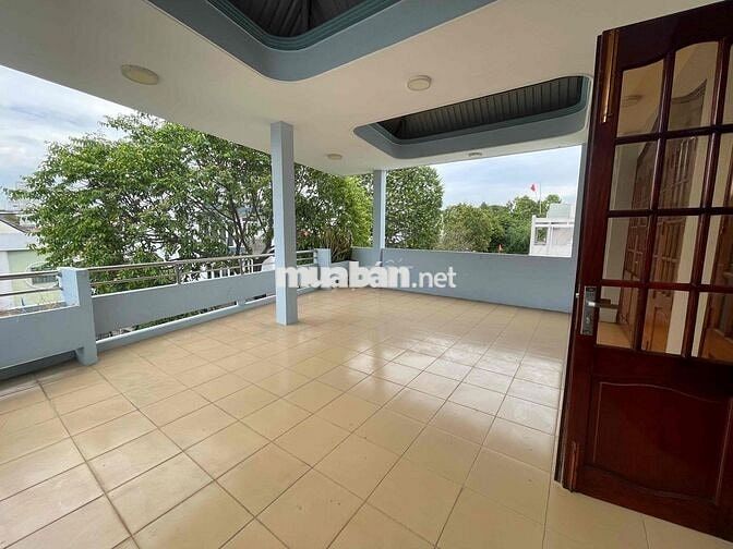 Nhà mặt tiền 250m2, 6 phòng, trung tâm thành phố