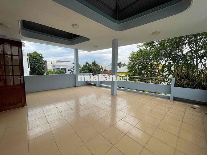 Nhà mặt tiền 250m2, 6 phòng, trung tâm thành phố