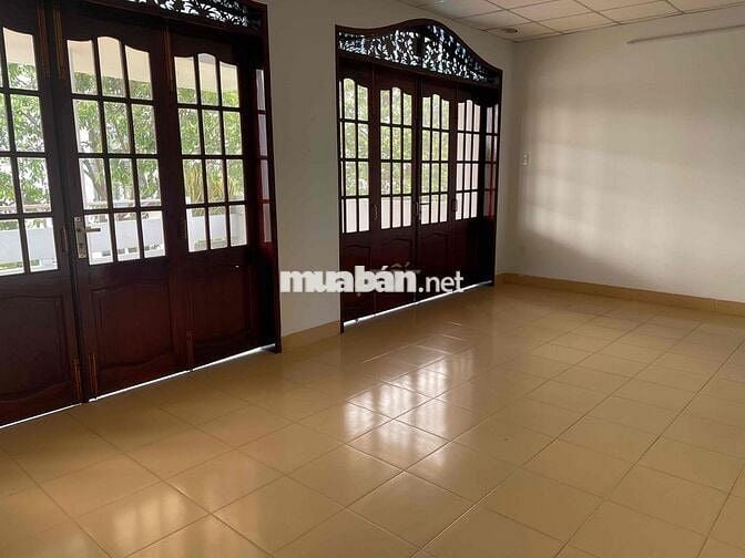 Nhà mặt tiền 250m2, 6 phòng, trung tâm thành phố