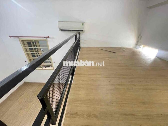 Phòng thường có gác và máy lạnh