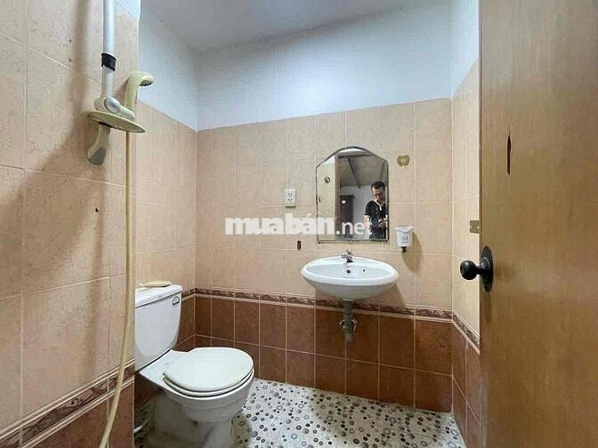 Phòng thường có gác và máy lạnh