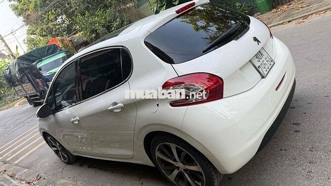 Peugeot 208 2015 1.6L AT - 85632 km