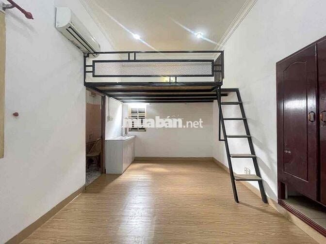 Phòng thường có gác và máy lạnh