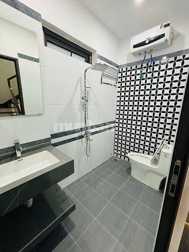 Nhà 4 tầng độc lập, đường 8m ô tô qua lại gần Metro, bến xe Thượng Lý 