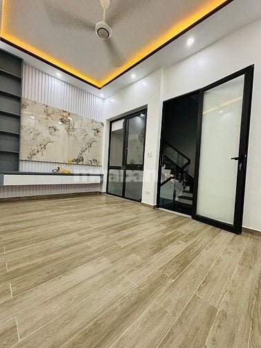 Nhà 4 tầng độc lập, đường 8m ô tô qua lại gần Metro, bến xe Thượng Lý 