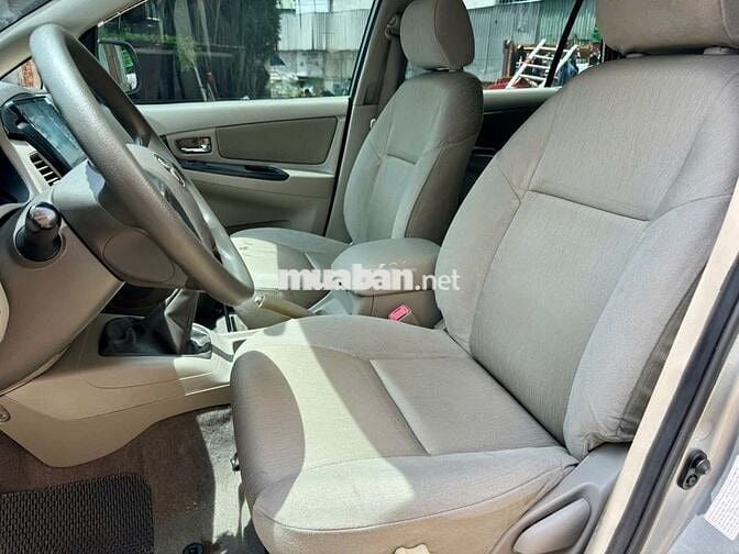 Toyota Innova 2.0E đời xe: 2015 Số sàn 8 chỗ ngồi