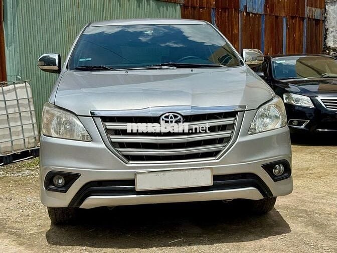 Toyota Innova 2.0E đời xe: 2015 Số sàn 8 chỗ ngồi