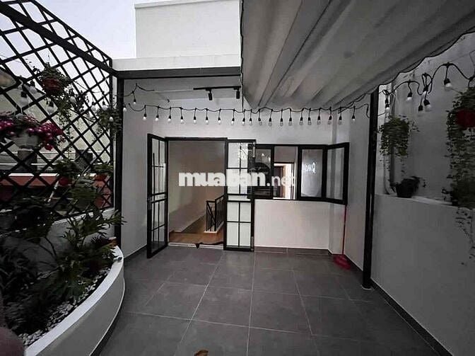 Cho thuê nhà MT Nguyễn Tri Phương Q10, 4x16m, Trệt 3 lầu Sân thượng
