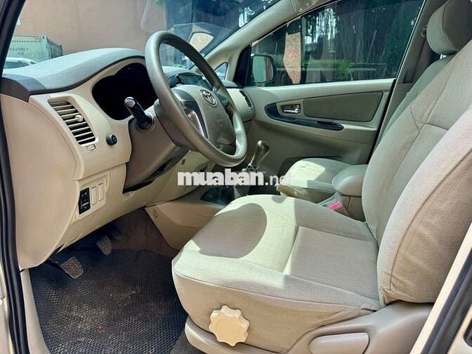 Toyota Innova 2.0E đời xe: 2015 Số sàn 8 chỗ ngồi