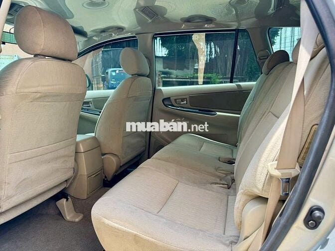 Toyota Innova 2.0E đời xe: 2015 Số sàn 8 chỗ ngồi