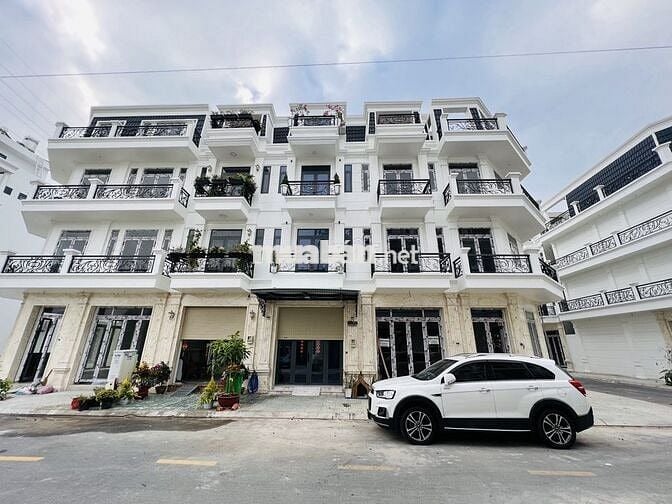 Rẻ nhất khu vực - xây 3 lầu không có căn thứ 3 - ngay khu dân trí cao.