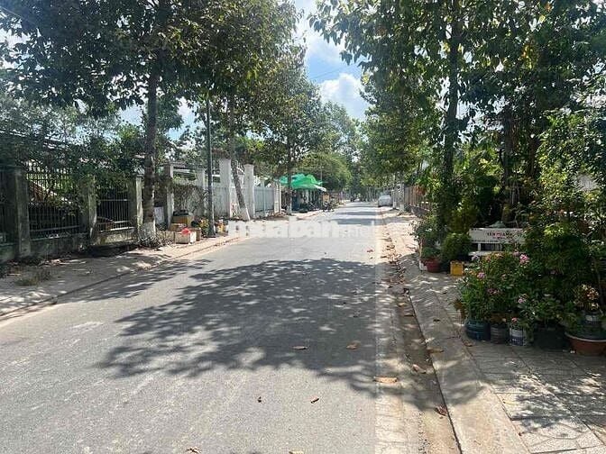 Nền cạnh góc đường Nhật Tảo - Nguyễn Trãi