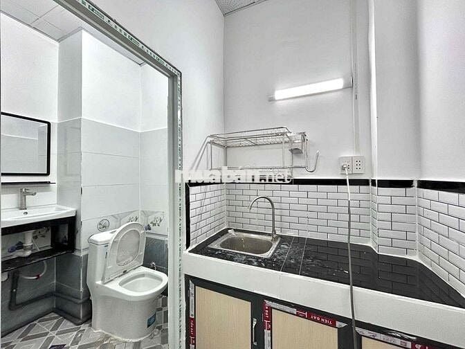 Sát Q5 Nhà thang máy Cửa sổ trời Full nội thất cơ bản Giờ giất tự do