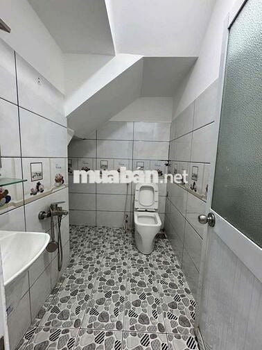 Tôi chính chủ cần bán gấp căn nhà ngay chợ bình chánh,75mv,hẻm oto 6m,