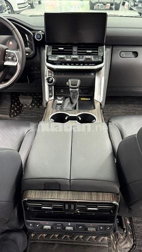Land Cruiser LC300 sản xuất 2024, lăn bánh hơn 1 vạn Km, mới 99%.