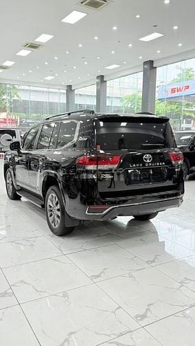 Land Cruiser LC300 sản xuất 2024, lăn bánh hơn 1 vạn Km, mới 99%.