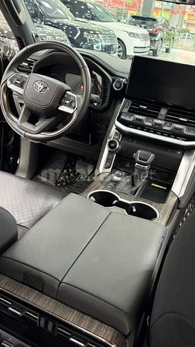Land Cruiser LC300 sản xuất 2024, lăn bánh hơn 1 vạn Km, mới 99%.