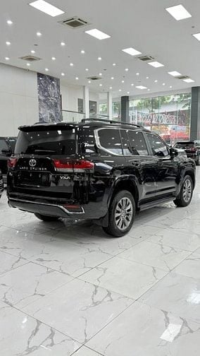 Land Cruiser LC300 sản xuất 2024, lăn bánh hơn 1 vạn Km, mới 99%.
