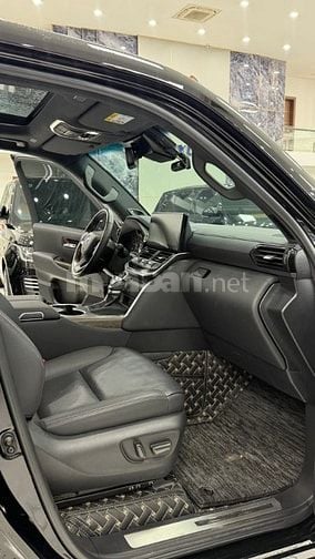 Land Cruiser LC300 sản xuất 2024, lăn bánh hơn 1 vạn Km, mới 99%.