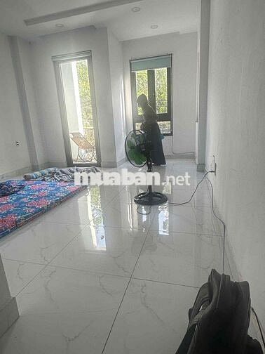 Nhà 3 lầu ngang 4 dai 20, 4 PN, 4WC giá 13tr,đối diện công viên, BT