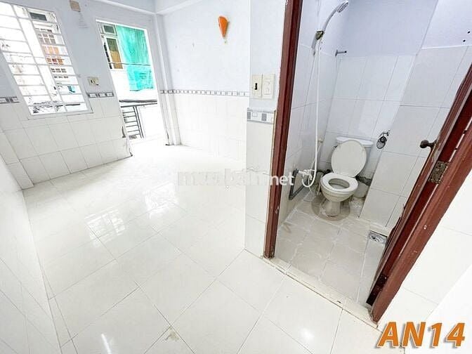 Phòng Máy Lạnh - Ban Công Giá Rẻ Ngay Vincom Quang Trung