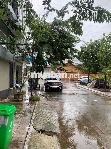 cần bán lô đất 60 m trong khu đấu giá đường 12 m vỉa hè 3 m, ô tô đỗ c