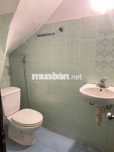 Gia đình cần bán nhà 3 tầng , vị trí đắc địa, không qua trung gian